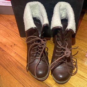 Brown booties with fur